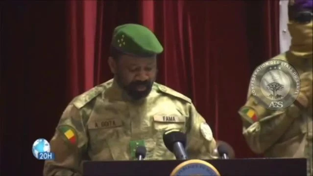 MALI : Le Président de la Transition le Général d'armée Assimi GOITA a remis hier un chèque de plus d'un milliard de F CFA au 13e contingent du Programme de formation de l'Apej pour ...