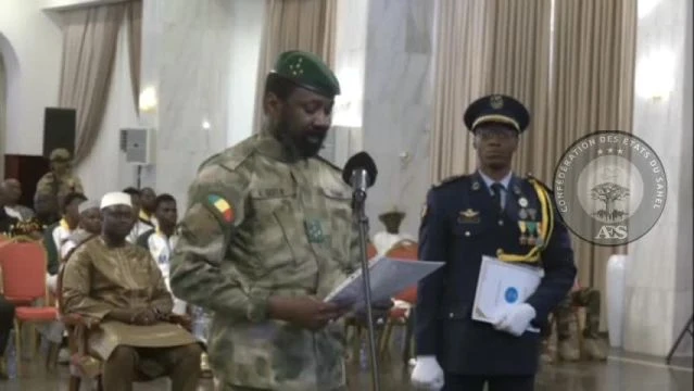 MALI : Le Président de la Transition le Général Assimi GOITA a remis hier un chèque de 85 millions de F CFA aux champions d'Afrique U18 de l'Afro basket.